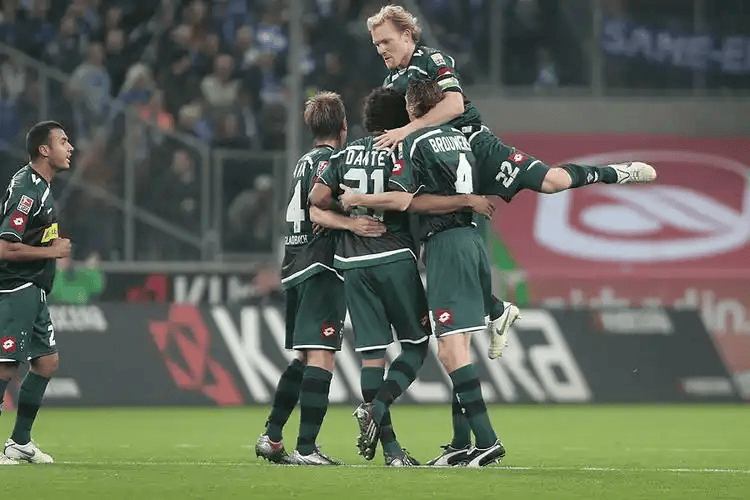 包含拜仁慕尼黑德甲击败门兴格拉德巴赫凯恩头球破门的词条